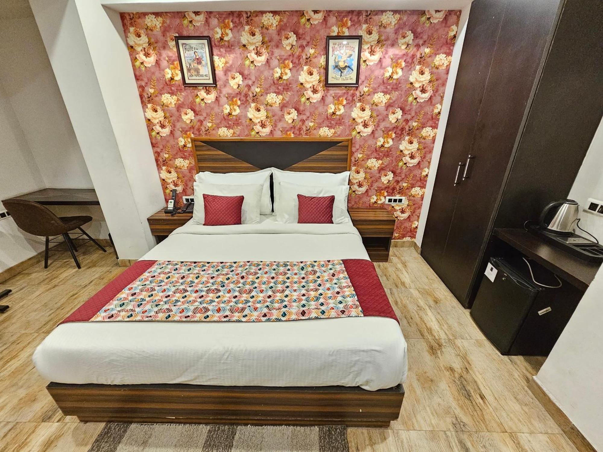 Hotel Linda Suites Near International Airport By La Casa 뉴델리 외부 사진