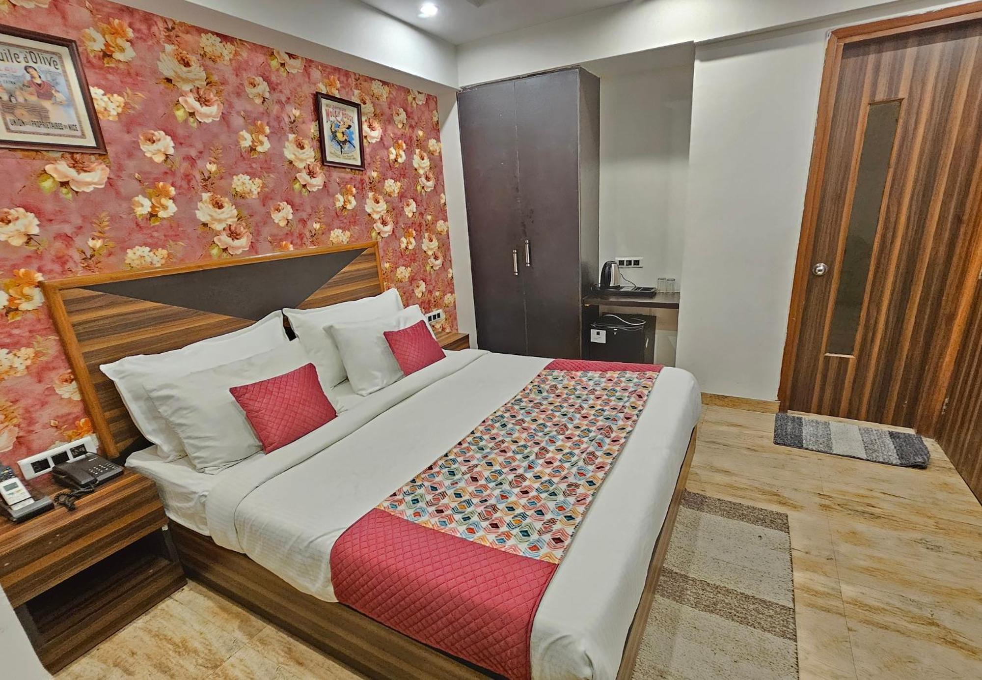 Hotel Linda Suites Near International Airport By La Casa 뉴델리 외부 사진