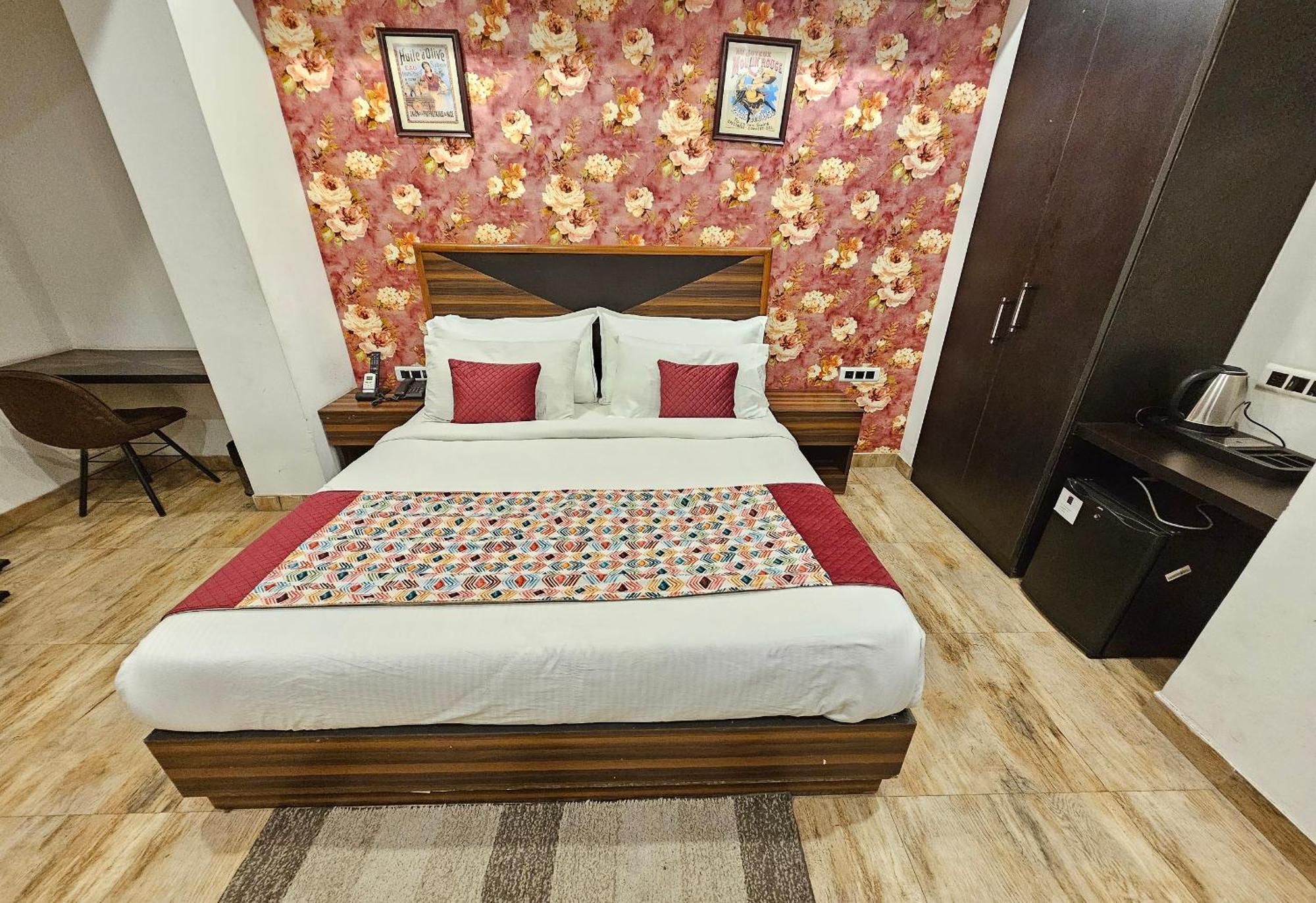 Hotel Linda Suites Near International Airport By La Casa 뉴델리 외부 사진